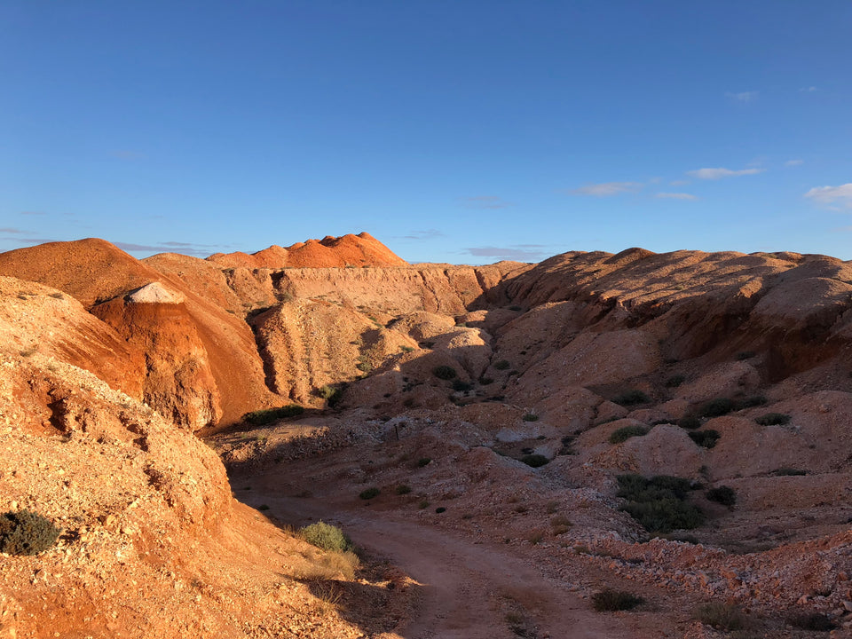 Excavations et déblais dans le champ d’opale de Coober Pedy, photographiés par Oli&J lors de sa visite
