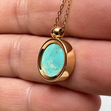 Pendant in hand